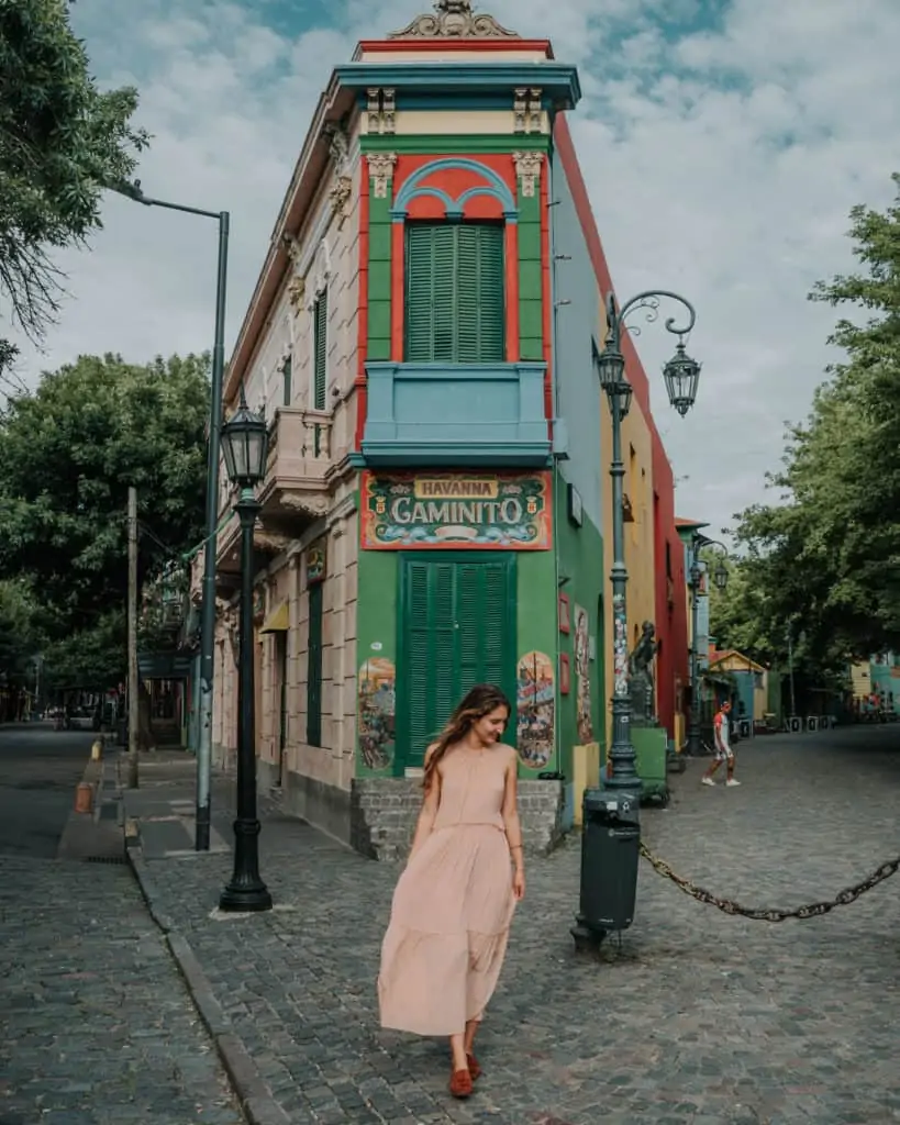 https://lostitalianos.com/wp-content/uploads/2020/01/buenos-aires-la-boca-caminito-819x1024.webp