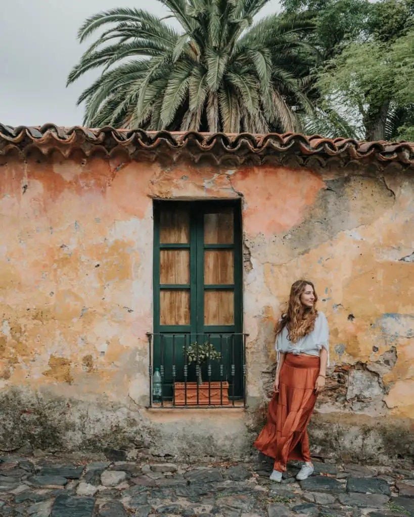 colonia-del-sacramento-uruguay-girl-colourful-wall