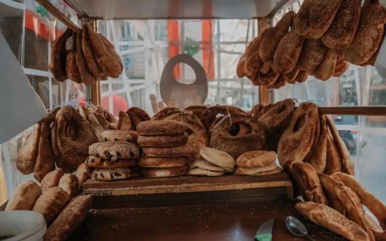 sezamowy chlebek - kaak co zjeść w Libanie