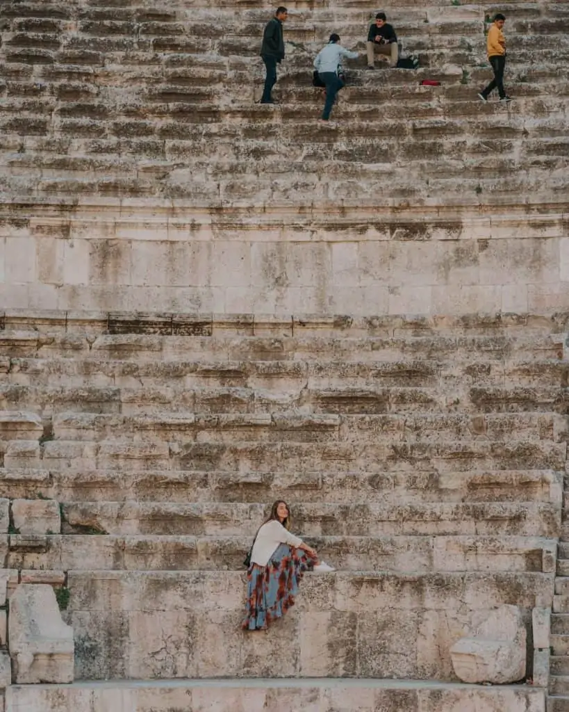 dziewczyna teatr rzymski amman przewodnik jordania