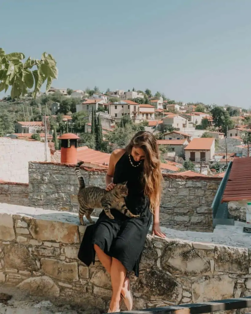Dziewczyna z kotem Lofu widok na miasto Cypr