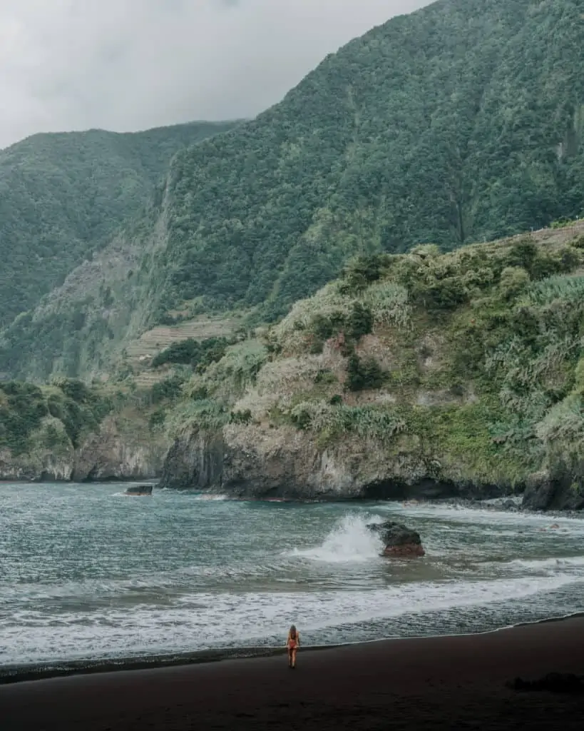 Czarna plażą gdzie jechać jesienią in Seixal Madeira