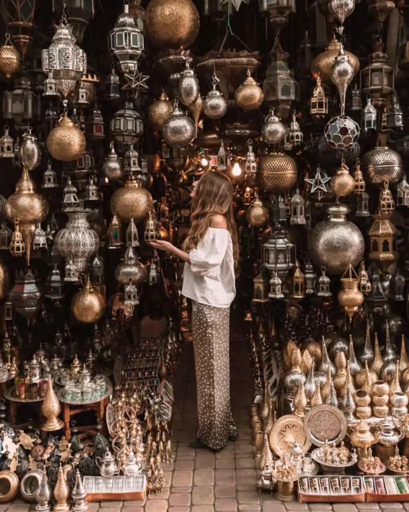 marrakesz medina sklep z lampami maroko