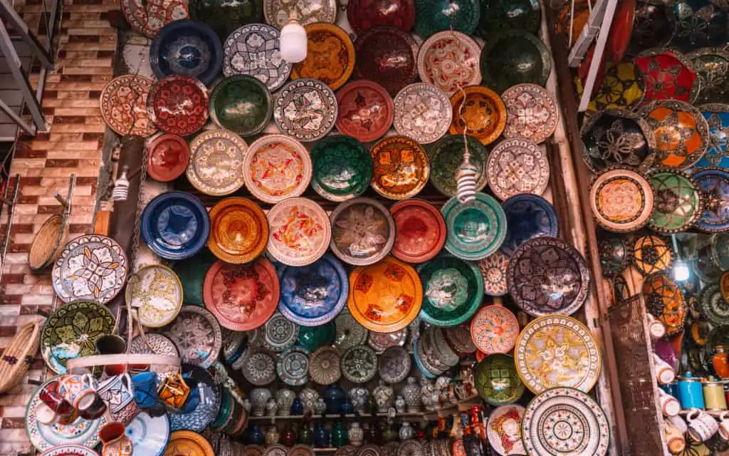 marrakesz medina sklepik z talerzami maroko co zobaczyć