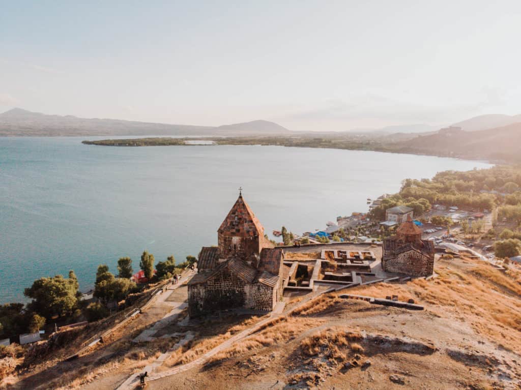jezioro sewan z drona co zobaczyć w armenii