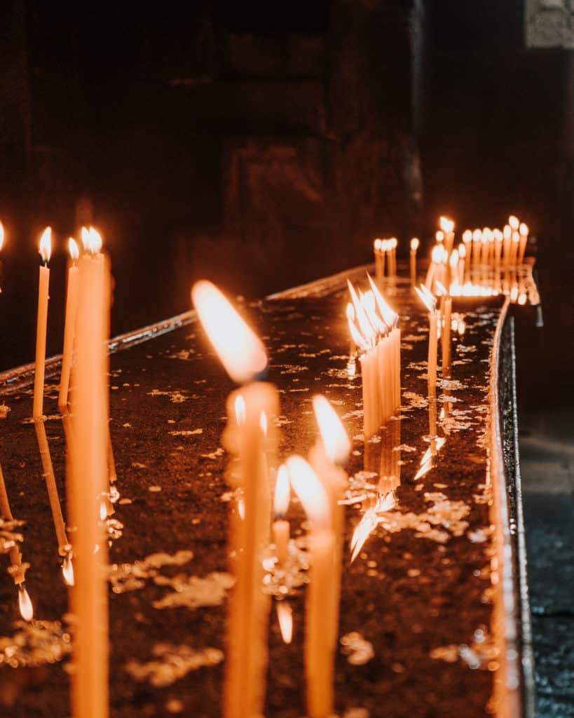 świece zapalone klasztor geghard