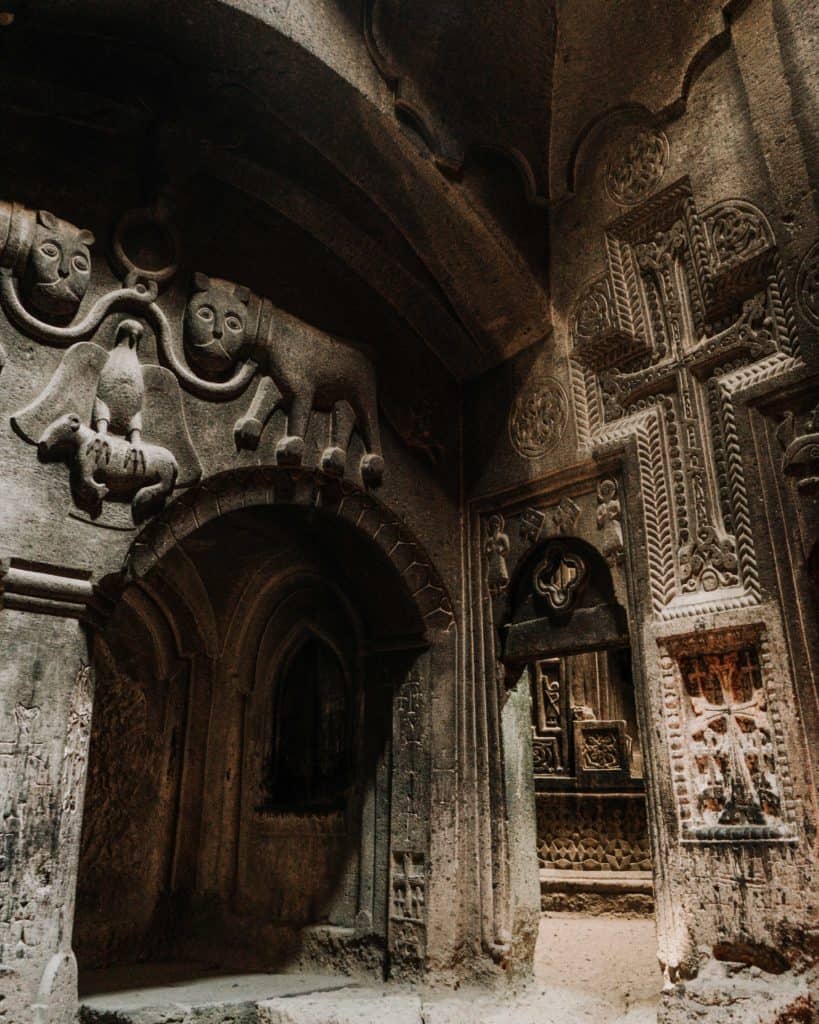 wnętrze klasztoru geghard armenia