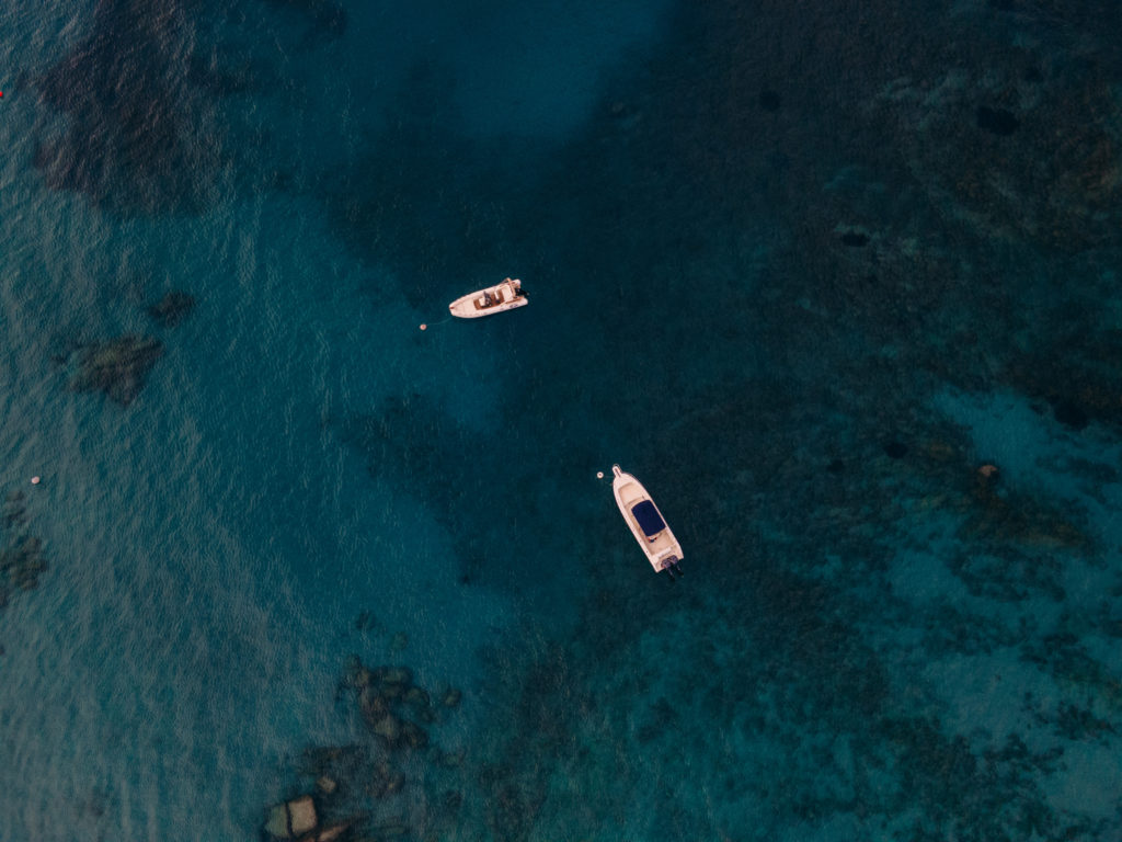 łódki na morzu z drona palombaggia korsyka